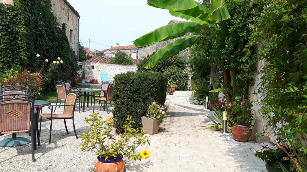 Hotel Du Donjon Aulnay  Екстериор снимка