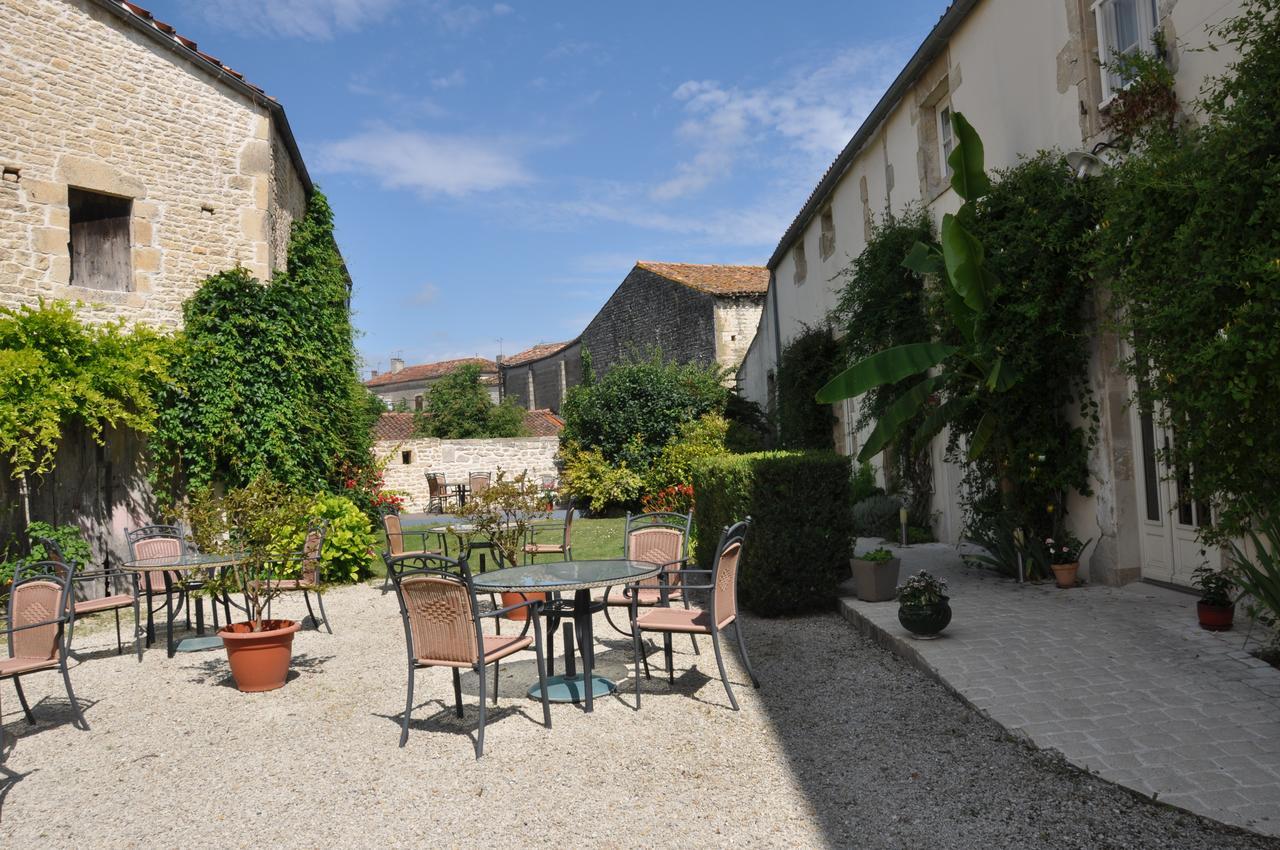 Hotel Du Donjon Aulnay  Екстериор снимка
