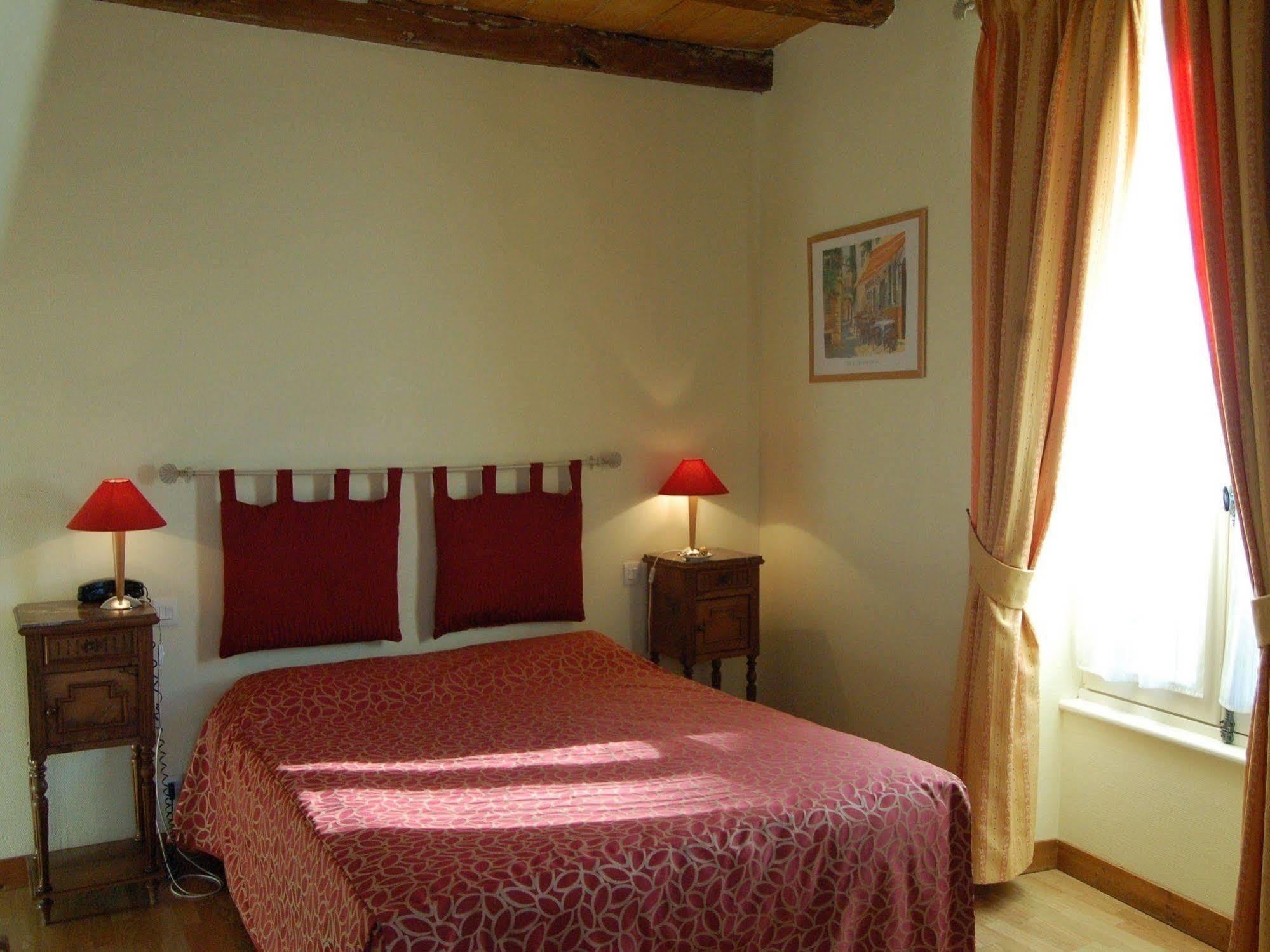 Hotel Du Donjon Aulnay  Екстериор снимка