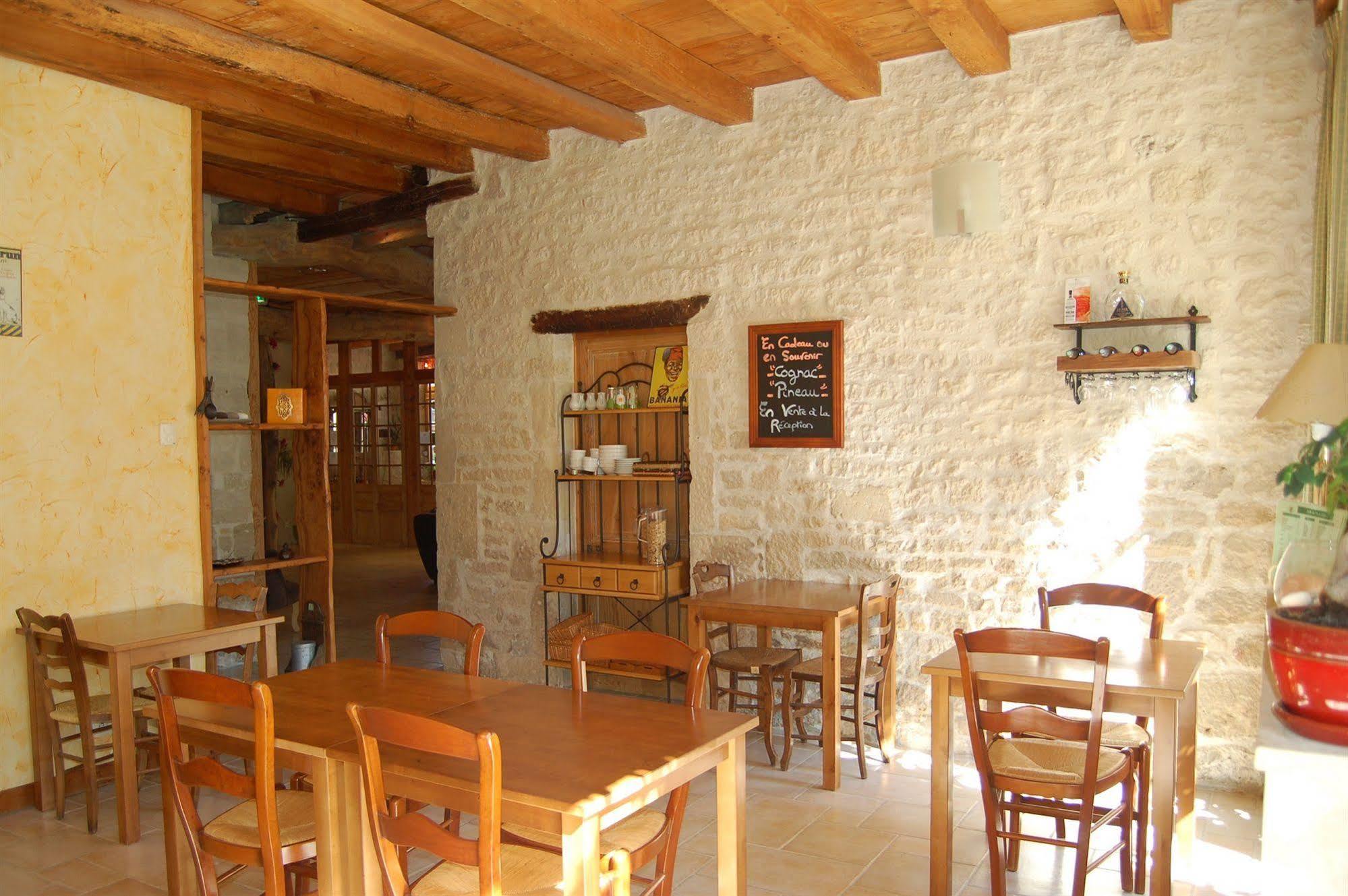 Hotel Du Donjon Aulnay  Екстериор снимка
