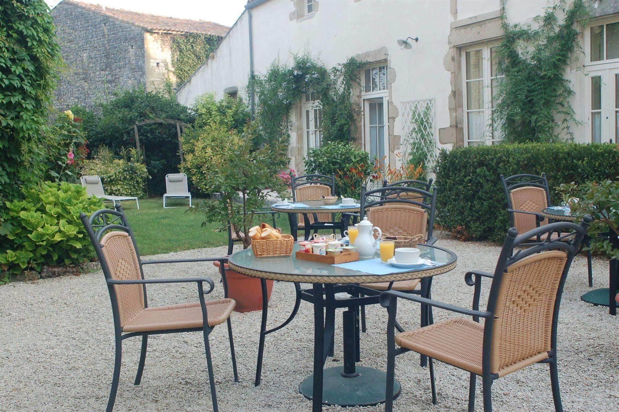 Hotel Du Donjon Aulnay  Екстериор снимка
