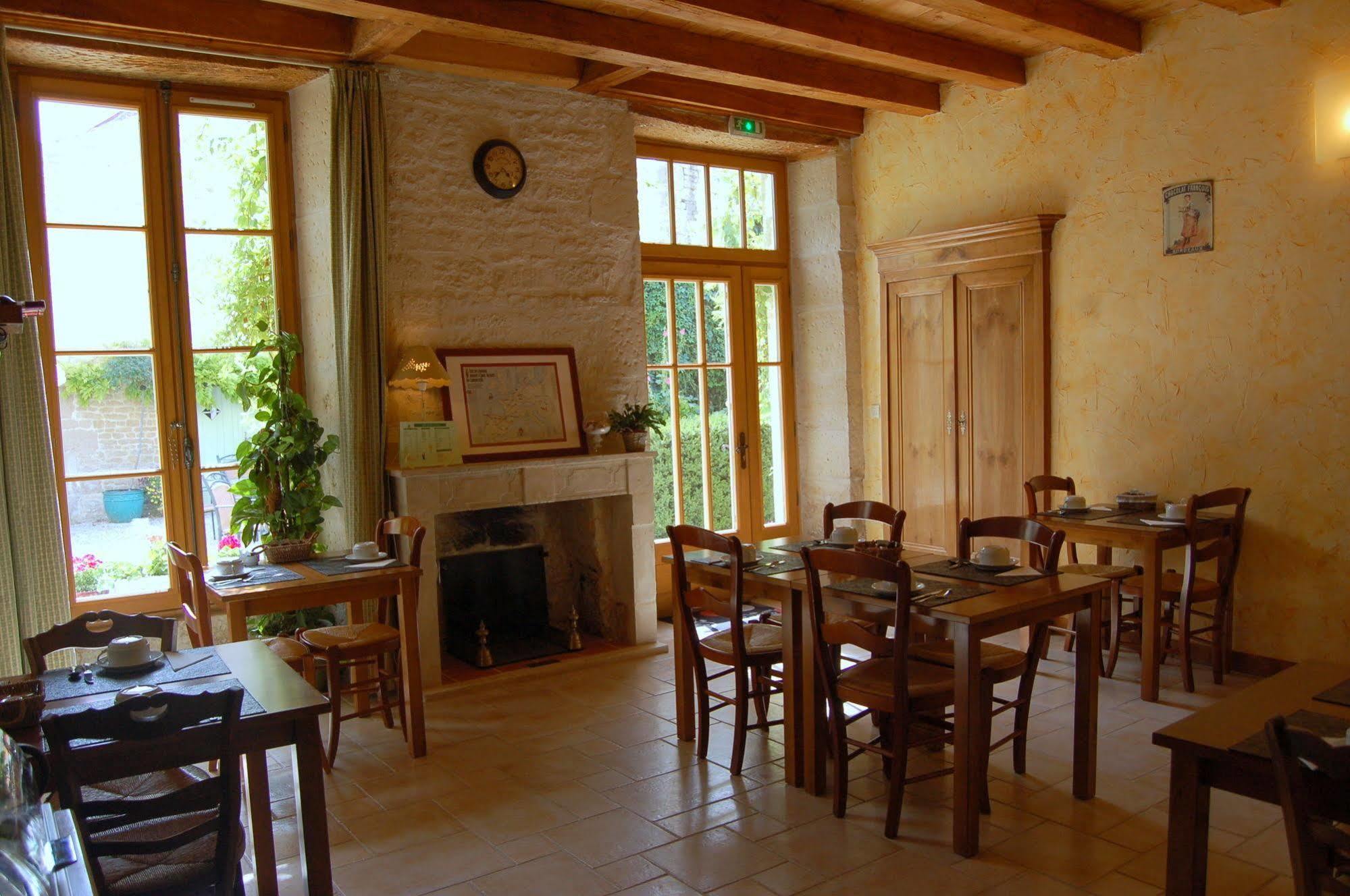 Hotel Du Donjon Aulnay  Екстериор снимка